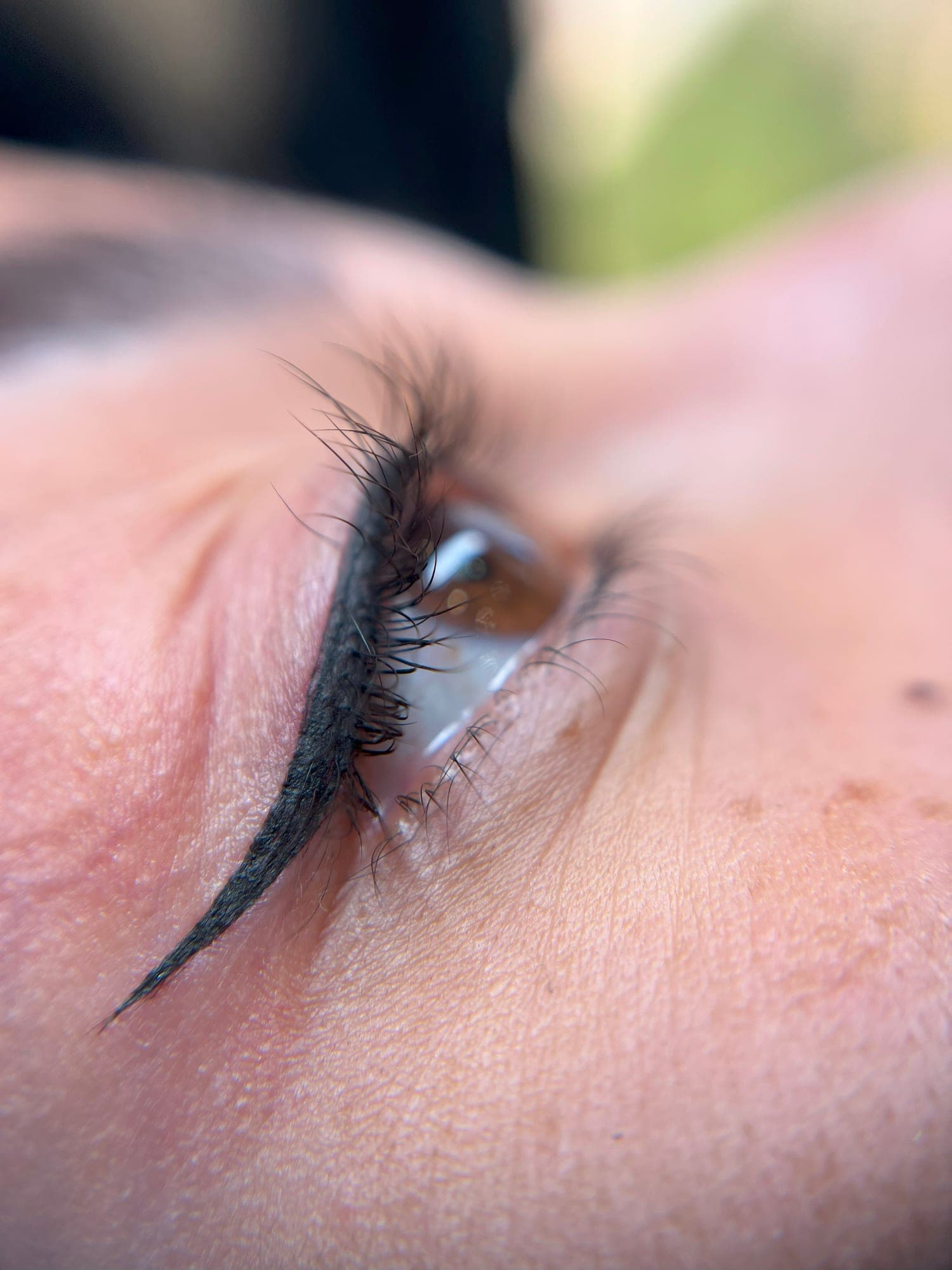 Fine winged eyeliner